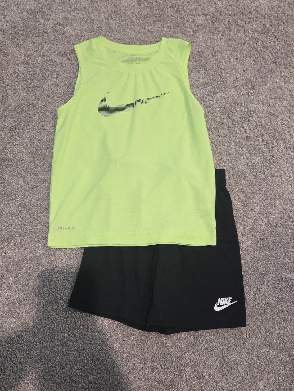 Nike Outfit Size 7
